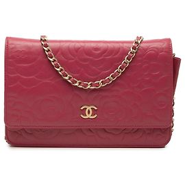 Chanel CC geprägtes Lammleder Camellia Crossbody-Tasche mit Kette in Pink