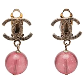 Orecchini a clip Chanel CC in ottone e resina con goccia dorati
