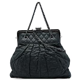 Borsa Chanel Chic Quilt Frame in pelle di vitello trapuntata iridescente nera