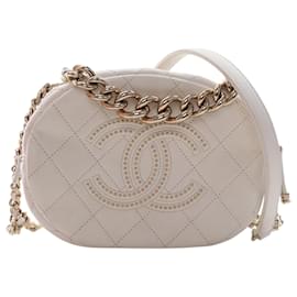 Borsa a tracolla rotonda Chanel CC in agnello trapuntato e borchiato bianco