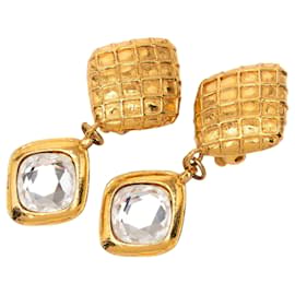 Orecchini a clip Chanel placcati in oro con strass a forma di diamante trapuntato