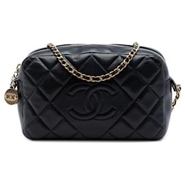Borsa a tracolla Chanel CC in pelle d'agnello trapuntata nera con motivo a diamante