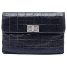 Clutch Chanel Reissue 2.55 Flap in agnello Choco Bar nero