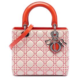 Bolso Lady Dior en piel de cordero beige con pespuntes cannage, tamaño Medium