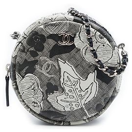 Schwarze Chanel CC Rund-Clutch aus Kalbsleder mit Blumenmuster und Crossbody-Kettenriemen