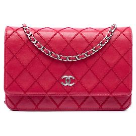 Carteira com corrente e alça transversal Chanel CC em pele de cordeiro vermelha com costura wild stitch