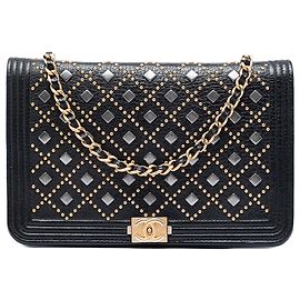 Borsa a tracolla Chanel Boy Wallet On Chain in pelle di vitello martellata con borchie nero