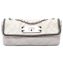 Borsa a tracolla Chanel White Quilted Lambskin East West Mademoiselle Flap