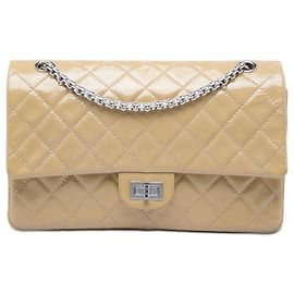 Borsa a tracolla Chanel Reissue 2.55 Double Flap 226 in vernice trapuntata beige