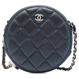 Clutch rotonda Chanel CC in pelle d'agnello trapuntata iridescente nera con perle e tracolla a catena