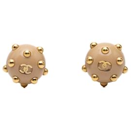 Orecchini a clip Chanel CC in resina e placcati in oro con dettagli borchiati