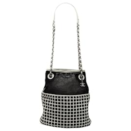 Chanel CC Bucket Bag aus Mesh und Kalbsleder in Schwarz