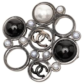 Spilla con perle finte in ottone Chanel CC argento
