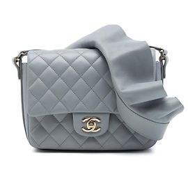 Borsa a tracolla Chanel Flap in pelle di vitello trapuntata grigia