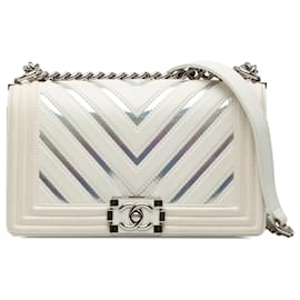 Chanel Borsa a tracolla Boy Flap in agnello Chevron e PVC iridescente bianco, taglia Medium Old