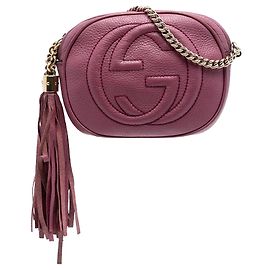 Mini borsa a tracolla Soho in pelle di vitello martellata rosa Gucci
