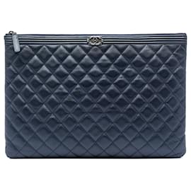 Clutch Boy O Case in Caviar Trapuntato Grande Blu Chanel