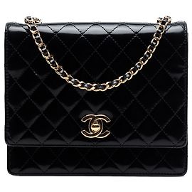Bolso bandolera Chanel CC acolchado en charol negro