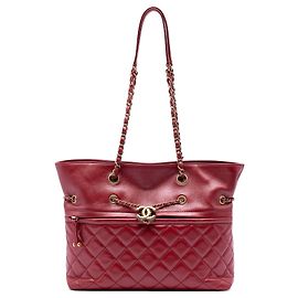 Tote Chanel CC in pelle di vitello trapuntata rossa con zip frontale, coulisse e catena