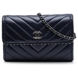 Borsa a tracolla Chanel CC Chevron in agnello borchiato blu
