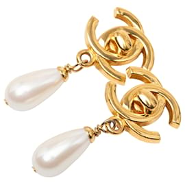 Chanel CC Clip-Ohrringe mit Goldbeschichtung, Kunstperlen-Tropfen und Turn Lock Verschluss