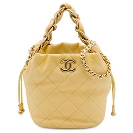 Borsa bucket Chanel CC in agnello trapuntato giallo con coulisse