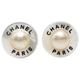 Orecchini a clip Chanel CC in resina e perle finte bianche
