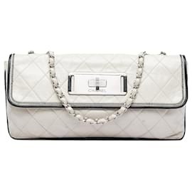 Borsa a tracolla Chanel Reissue 2.55 East West Flap in agnello invecchiato trapuntato bianco