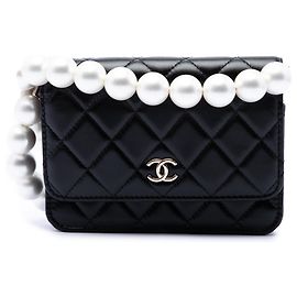 Borsa a tracolla crossbody Chanel CC in pelle di vitello trapuntata nera con maxi perle
