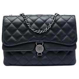 Borsa a tracolla Chanel in agnello trapuntato nero con chiusura rotonda CC e soffietto a fisarmonica