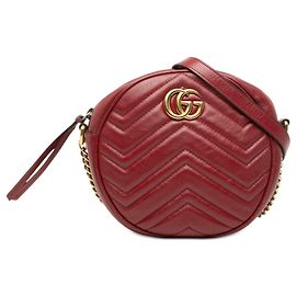 Borsa a tracolla rotonda Gucci Mini GG Marmont Matelasse in pelle rossa
