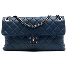 Borsa a tracolla Chanel Large Quilted Shiny Sheepskin Burgundy Rocks Flap Blu