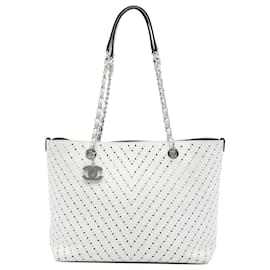 Tote Shopping Chanel CC in Caviar Chevron Perforato Bianco