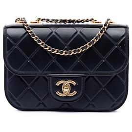 Borsa a tracolla con patta singola Chanel CC in pelle di vitello trapuntata con rilievo nera