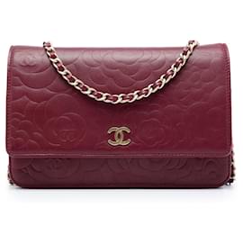 Borsa a tracolla Chanel CC Wallet On Chain in pelle di vitello con camelia in rilievo rossa