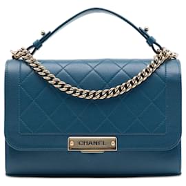 Borsa Chanel blu in pelle di vitello martellata trapuntata media con chiusura Label Click e manico superiore