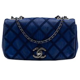 Borsa a tracolla Chanel Small Iridescent Calfskin Diamond Stitch Chain Flap Blu