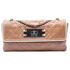 Borsa a tracolla Chanel Reissue 2.55 East West Flap in agnello invecchiato trapuntato marrone