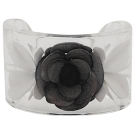 Pulsera tipo cuff Chanel en lucite blanco con camelia