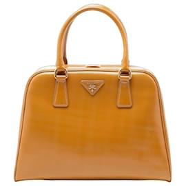 Prada Saffiano Vernice Pyramid Frame Handtasche Braun