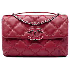 Clutch Chanel Hamptons in pelle di vitello trapuntata rossa con doppia cucitura e tracolla a catena