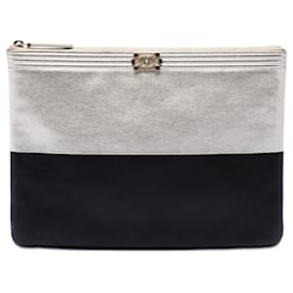Clutch Chanel Boy O Case in pelle di capra bicolore nero Medium