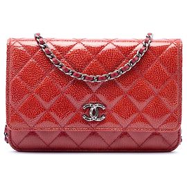 Borsa a tracolla con catena Chanel Paris Dallas CC trapuntata in pelle di capra vernice rossa