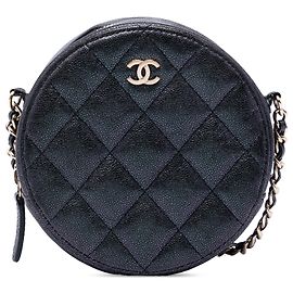 Runde Chanel CC Clutch aus irisierendem gestepptem Caviar in Schwarz mit Crossbody-Kettenriemen