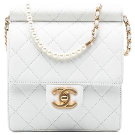 Borsa a tracolla Chanel Small Quilted Lambskin Chic Pearls Flap Bianca
