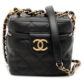 Beauty case Chanel Small in pelle di vitello trapuntata nera con catena Bar e borsa a tracolla
