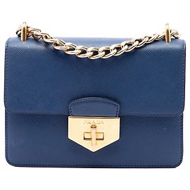 Borsa a tracolla con catena e chiusura Turnlock in Saffiano blu Prada