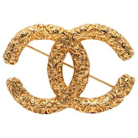 Spilla Chanel CC placcata oro con rilievo barocco