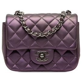Mini borsa Chanel Single Flap Classic quadrata in pelle di agnello iridescente viola