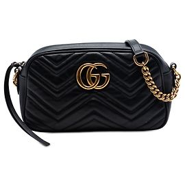 Gucci Small GG Marmont Matelasse Umhängetasche aus Kalbsleder in Schwarz